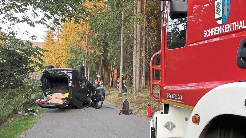 Ein Leichtverletzter und erheblicher Sachschaden waren die Folge eines Unfalls auf der Gemeindeverbindungsstraße nach Berghäusl.
