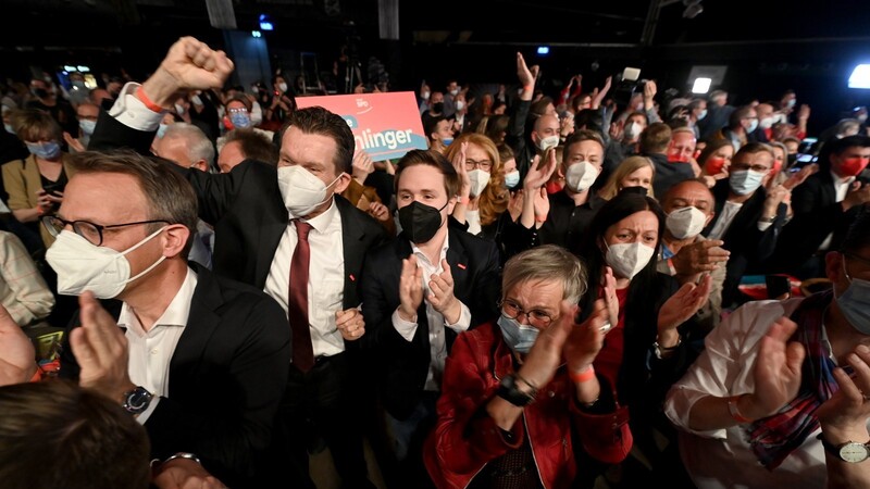 Die Sozialdemokraten haben Grund zu feiern: Die Siegesserie für die SPD geht weiter. Sie ist klar stärkste Kraft im Saarland. Allerdings hat auch die rechte AfD den Einzug ins Landesparlament geschafft.