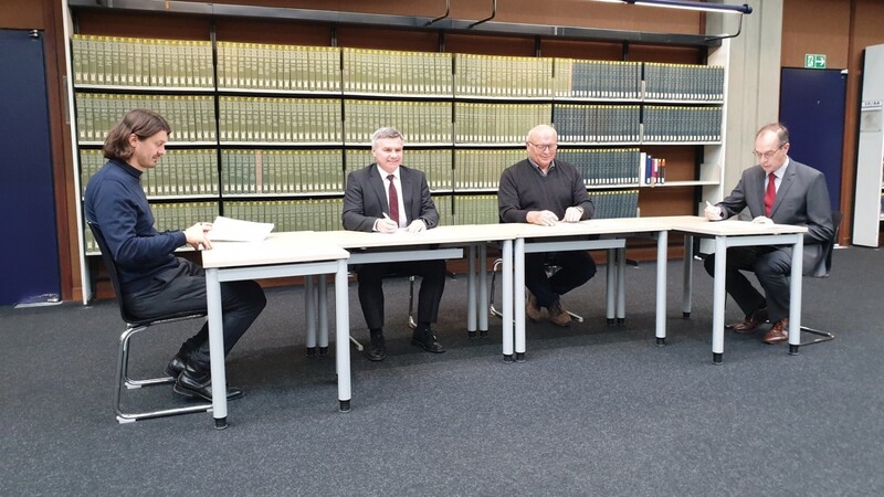 Bei der Unterzeichnung der Kooperationsvereinbarung (von links) Michael Achmann, Landrat Peter Dreier, Vorsitzender Sebastian Schuder vom Historischen Verein Geisenhausen und Dr. Albert Schröder.