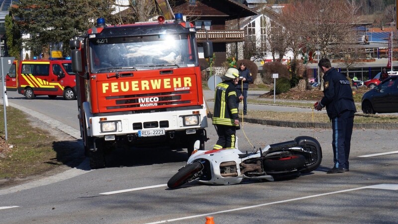 Die Unfallstelle bei Arnbruck. Der Motorradfahrer wurde mit einem Hubschrauber ins Krankenhaus geflogen.