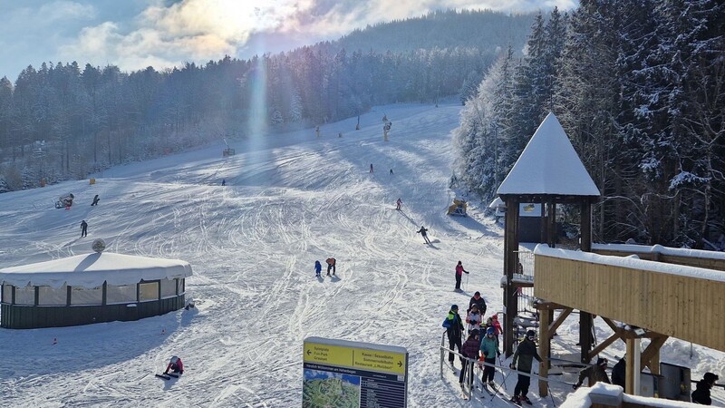 Sogar die Sonne lachte am Wochenende für die Skifahrer auf dem Hohenbogen.