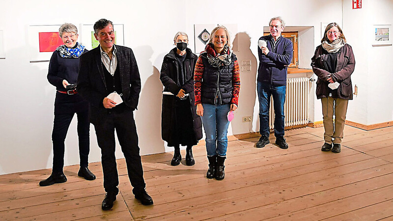 Franz Schneider (vorne links), der Vorstand der Neuen Galerie Landshut, mit Mitwirkenden und Ausstellenden der "Bescherungsauflagen"  Foto: Uwe Grimm