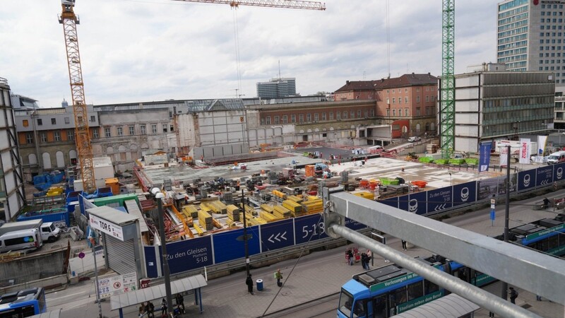Die Empfangshalle ist abgerissen, doch bis der neue Hauptbahnhof fertig ist, wird es noch sehr lange dauern.