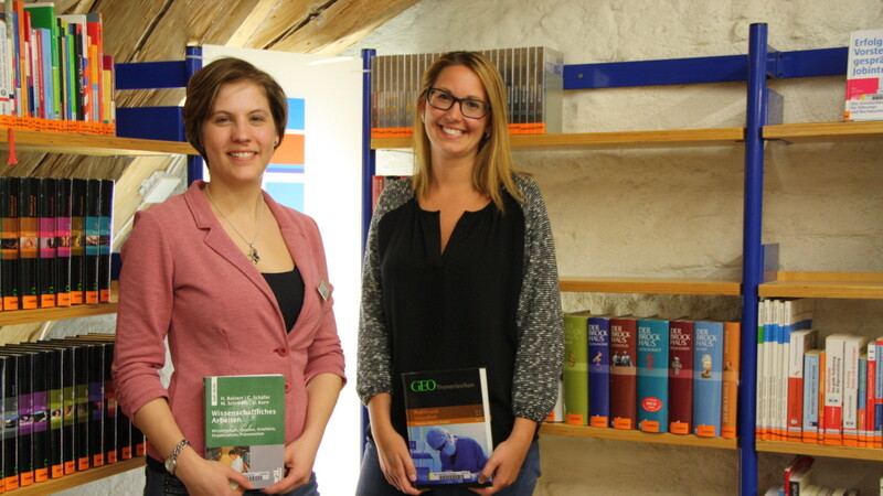 Sonja Fischer (links) und Kristina Hillmeier sind Referate-Coaches bei der Stadtbibliothek Straubing. Sie wissen, wie du glaubwürdige Infos für ein Referat findest. (Foto: Voltz)