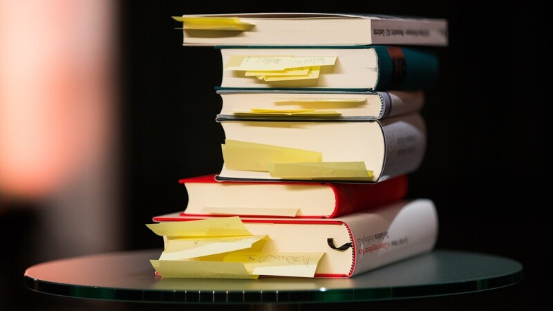 Bei der Recherche für ein Referat ist es besser, auf Bücher zurückzugreifen. (Foto: Rolf Vennenbernd/dpa)