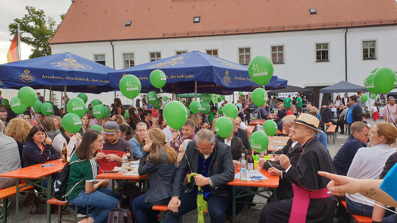 Die Besucher der Eröffnung mit Luftballons, mit auf dem Bild Diözesanschirmherr Bischof Dr. Rudolf Voderholzer und Landkreisschirmherr Landrat Josef Laumer.