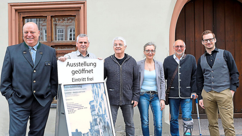 Tom Rogler (von links), Paul Emmler, Chris Streicher, Ingrid Abeltshauser, Johann Cikanek und Thomas Santl sind die Initiatoren der Ausstellung.