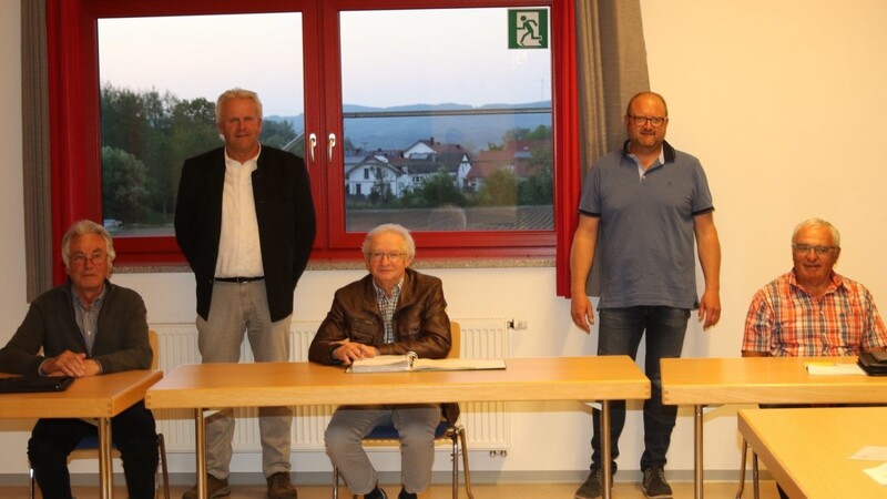 Der Perkamer Bürgermeister Hubert Ammer (Zweiter von links) verabschiedete Dr. Hans Schönhammer, Albert Fuchs, Gerold Babl und Rupert Hopf (von links) aus dem Gemeinderat.