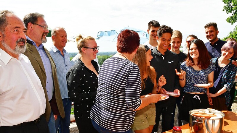 Traditionell sind beim Empfang der Teilnehmer am internationalen Jugendworkcamp durch den Landkreis, die Stadt und die Gemeinde Marzling alle zu einem Weißwurstessen eingeladen.