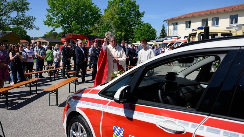 Pfarrer Tobias Rother segnete die neuen Fahrzeuge von Feuerwehr und Maltesern.