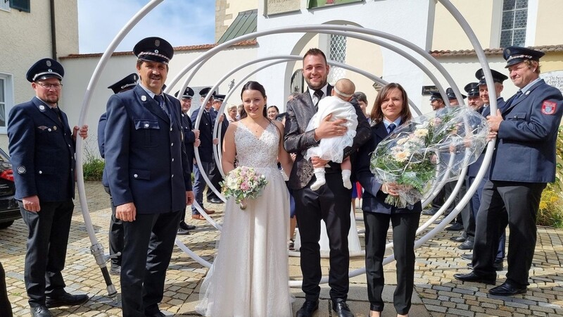 Nach dem Hochzeitsgottesdienst wurden Veronika und Maximilian Ederer mit ihrem Töchterchen von einem Feuerwehr-Schlauchspalier erwartet.