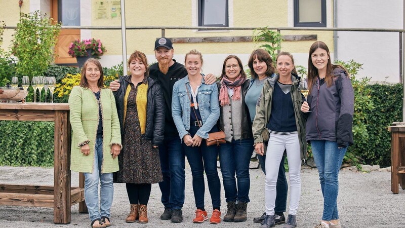 Die Teilnehmerinnen der aktuellen Staffel "Landfrauenküche" mit Lucki Maurer und Julia Hausladen vom Boierhof in Willmering (Zweite von rechts).