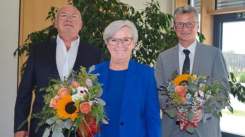 Blumen hatte Waldwasser-Werkleiter Hermann Gruber (l.) für den neuen Verbandsvorsitzenden, Landrat Bernd Sibler und seine Stellvertreterin, Landrätin Rita Röhrl, bereit gehalten.