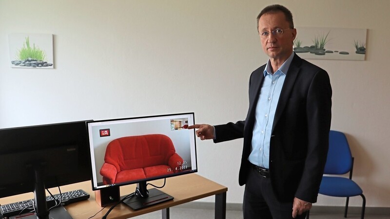 Der Direktor des Landshuter Amtsgerichts, Theo Ziegler, demonstriert die Live-Übertragung von Videovernehmungen von Kindern und Jugendlichen bei Sexualstraftaten.