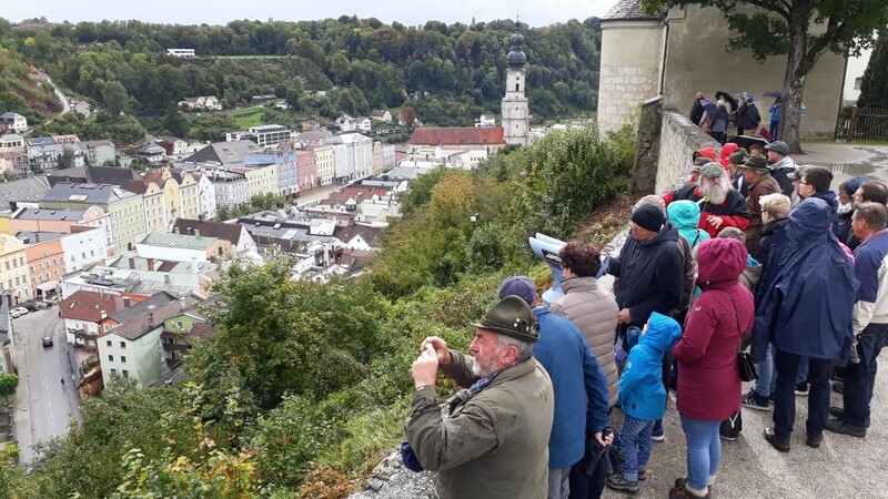 Die Gruppe bei der Burgführung mit Blick auf Burghausen.