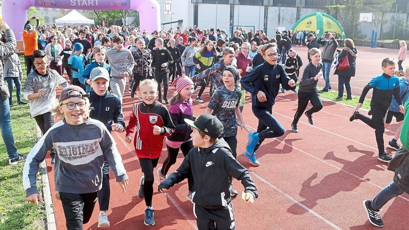 An den Start gingen am Samstag 810 Läufer. Kinder, Eltern, Lauflustige jeden Alters beteiligten sich am Spendenlauf "Kinder laufen für Kinder".
