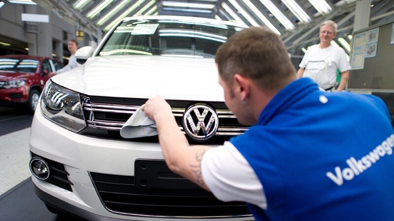 Trotz der milliardenschweren Belastung durch die Abgas-Affäre dürfen sich die VW-Mitarbeiter über einen Bonus freuen.