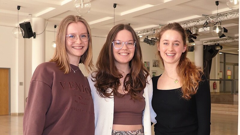 Wenige Minuten nach der ersten Abi-Prüfung steht den Schülerinnen Veronika Heimbeck (v. l.), Sophie Schmid und Emily Neumaier die Erleichterung ins Gesicht geschrieben.