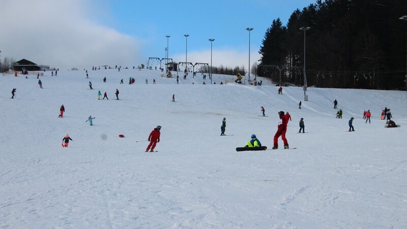 Nach einem Winter Zwangspause durften heuer die Lifte rund um Sankt Englmar - wie hier in Grün - für Ski- und Snowboardfahrer wieder öffnen. Die Freude bei den Wintersportlern war groß, auch wenn das Wetter oft hätte besser sein können.