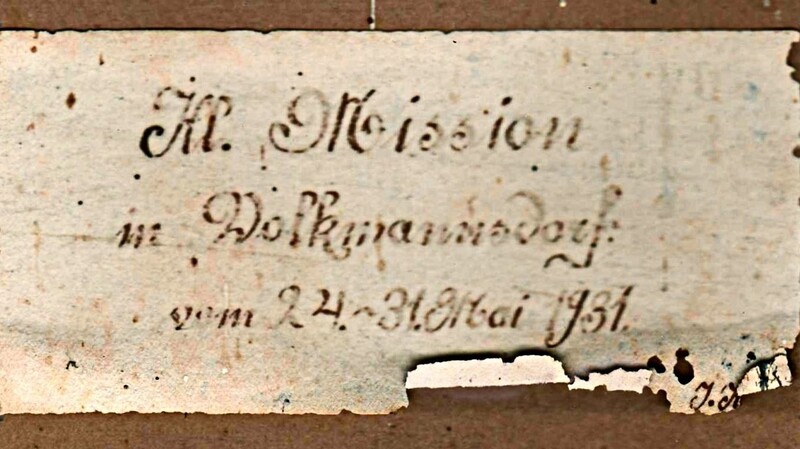 Die Inschrift auf dem Missionskreuz.