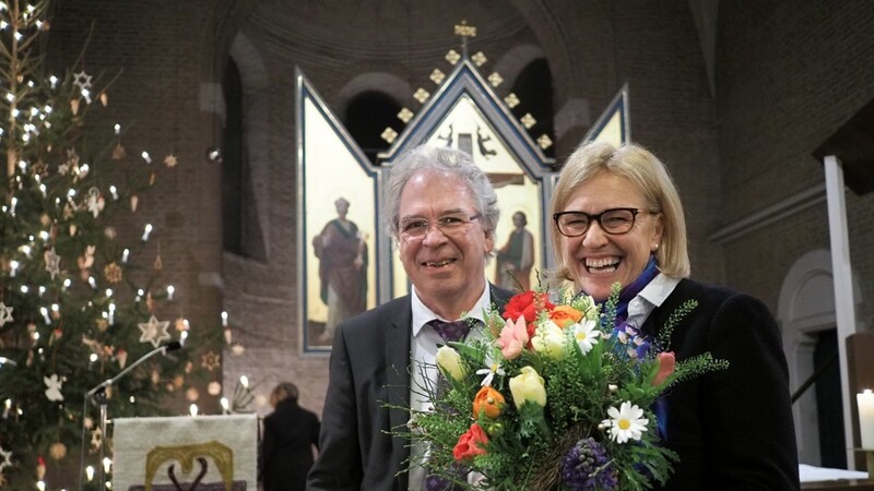 Holger Peters mit seiner Nachfolgerin Manuela Berghäuser in der Christuskirche