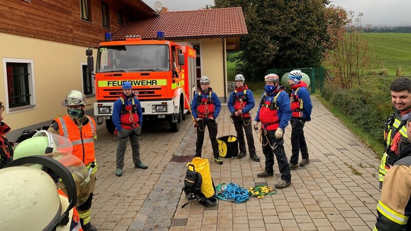 Die gemeinsame Übung der Bergwacht und der Feuerwehr trägt zur Optimierung der Abläufe bei, Wenn im Ernstfall beide Rettungsorganisationen beteiligt sind.
