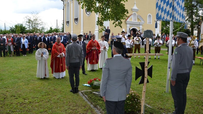 Eine Ehrenwache zog zum Gedenken an die Opfer der Kriege einst und heute am Grabmal des unbekannten Soldaten auf St. Anton auf.