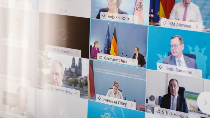 Bis in die Nacht rangen Bundeskanzlerin Angela Merkel (Bild Mitte) und die Ministerpräsidenten am Mittwoch in einer Videokonferenz um den gemeinsamen Kurs in der Corona-Pandemie.