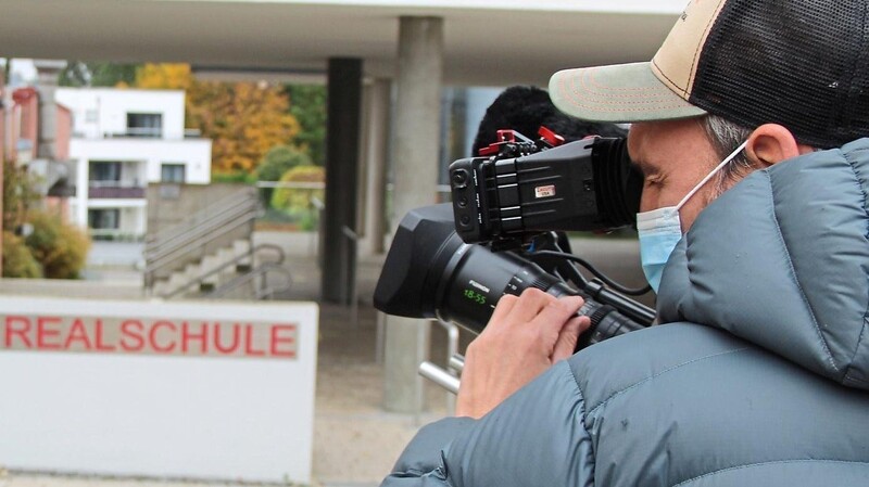 Ein Team des Bayerischen Fernsehens kam am Dienstag zu Ton- und Bildaufnahmen an die Konrad-Adenauer-Realschule.