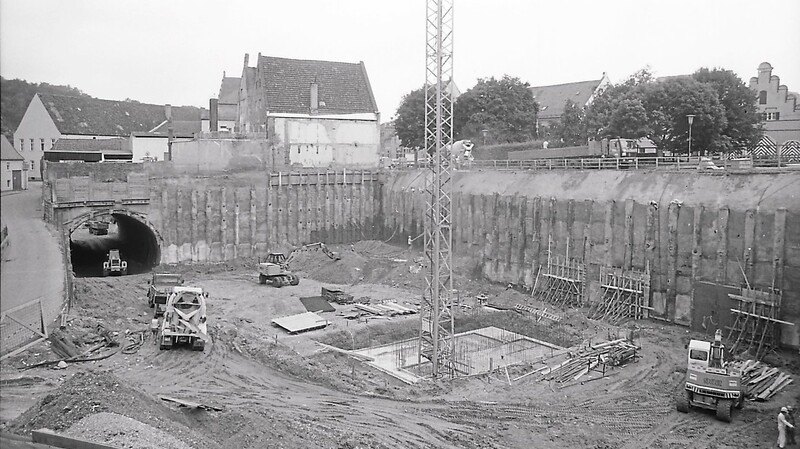 Das Landratsamt war im Rahmen einer komplexen Baumaßnahme 1989 errichtet worden.