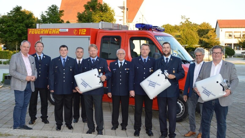 Die Führungskräfte des Kreisfeuerwehrverbandes Landshut übergaben die Schwimmsauger an die Vertreter der Feuerwehren aus Goldern, Oberköllnbach und Unsbach.