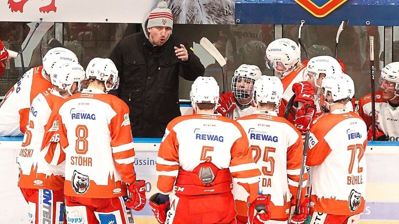 Trainer Max Kaltenhauser und seine Eisbären eilen in der Eishockey-Oberliga von Sieg zu Sieg.