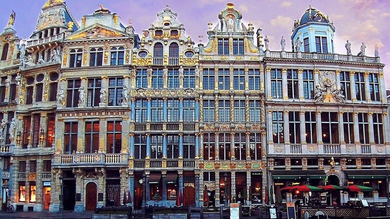 Am Grand Place in Brüssel wird die kunstvolle Architektur im Großformat für Einheimische und Besucher sichtbar.