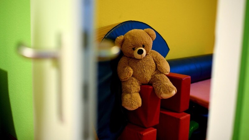 Ein Stoffteddy wartet auf ein Kind im Frauenhaus. Frauen, die zu Hause Gewalt erleben, flüchten oft mit mehreren Kindern ins Frauenhaus.
