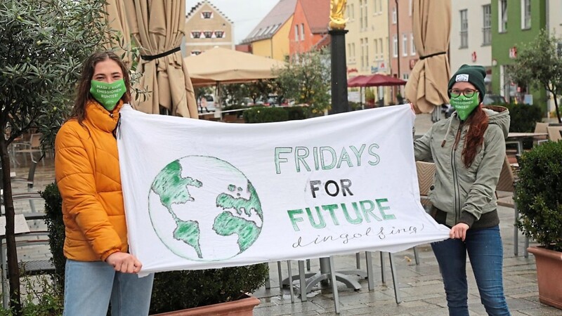 Franziska Sänftl (links) und Miriam Kühnl von Fridays for Future Dingolfing beschränkten die Teilnehmerzahl der Demo aufgrund der hohen Corona-Fallzahlen im Landkreis auf maximal fünf Teilnehmer.