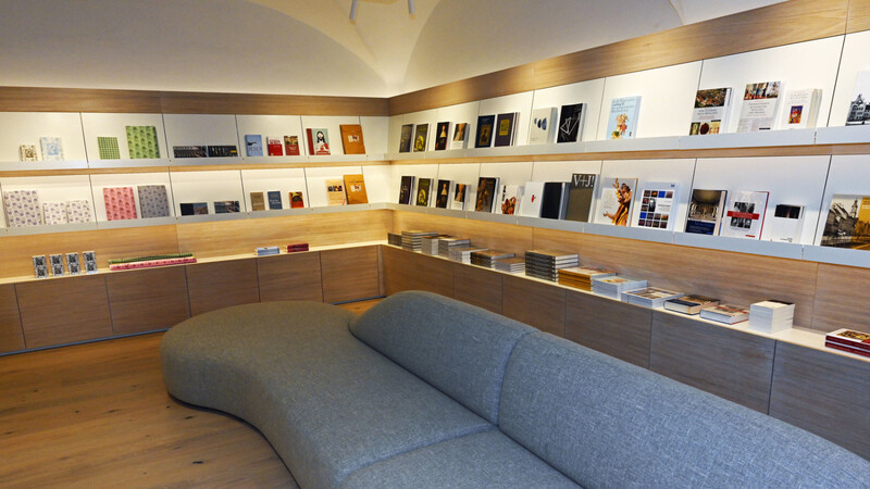 Der Lesesaal des neuen Dombergladens lädt mit seiner voluminösen Couch zum Schmökern und Verweilen ein.