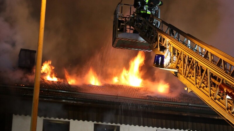 Lichterloh schossen die Flammen aus dem Dachstuhl des älteren Hauses in Moosbach.