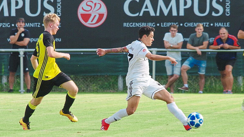 FÜR DIE 1:0-FÜHRUNG des SV Donaustauf gegen Kirchanschöring sorgte Pedro Henrique Braz Figueiredo (am Ball).