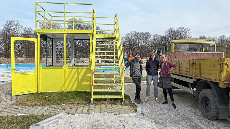 Andreas, Magi und Sintje (v.l.) bauen am Freitag das alte Rettungshäusl im alten Bad Georgenschwaige ab.  Foto: Merckenschlager