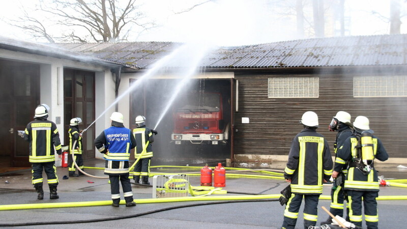 Brand am Feuerwehrgerätehaus in Zandt: Das Löschgruppenfahrzeug konnte nicht mehr aus der Halle gefahren werden und wurde enorm beschädigt.
