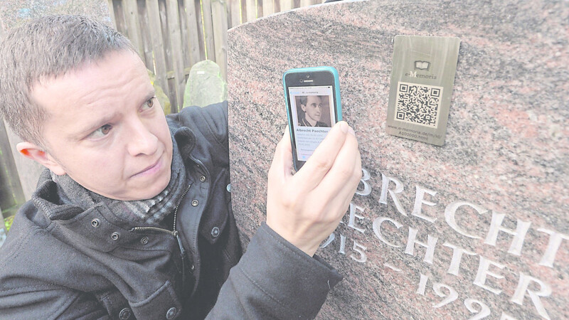 "Grabmal 2.0": Wer den QR-Code mit dem Handy einscannt, wird auf die Trauerseite des Verstorbenen geleitet.