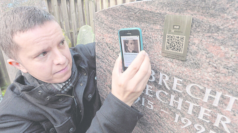 "Grabmal 2.0": Wer den QR-Code mit dem Handy einscannt, wird auf die Trauerseite des Verstorbenen geleitet.