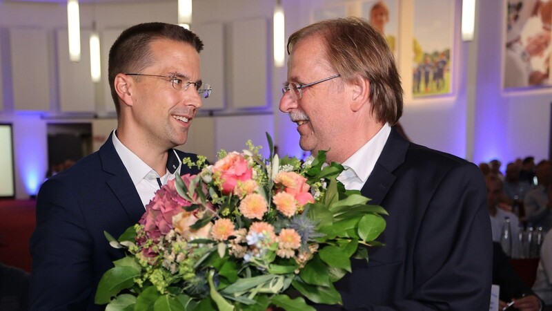 Der neue BFV-Präsident Christoph Kern (links) nimmt von Rainer Koch Glückwünsche entgegen.