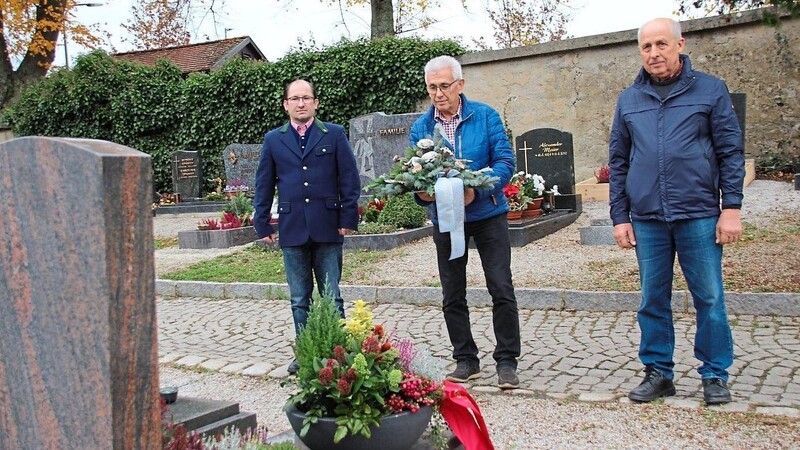 Bei der Niederlegung des Grabgesteckes: Christian Eiban, Karl Reitmeier und Josef Reimer (von links)