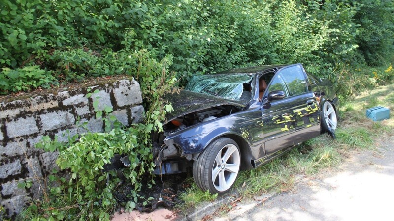 Frontal krachte der BMW auf der Straße von Dicherling zur Abzweigung nach Zenzing gegen eine Mauer. Die vier jungen Burschen, die im Auto saßen, wurden zum Teil schwer verletzt.