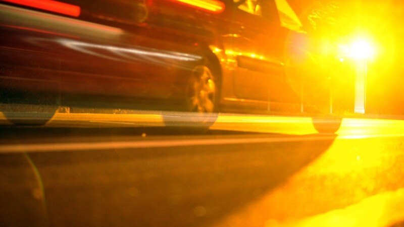 Mit teilweise mehr als 100 Stundenkilometern auf dem Tacho versuchte ein Autofahrer in der Nacht auf Mittwoch in Landshut vor der Polizei zu fliehen. (Symbolbild)