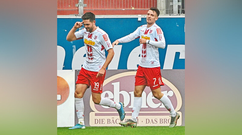 1:0 in Führung geschossen hat Andreas Albers (l.) den Jahn in der Vorrunde gegen Osnabrück, das allerdings Regensburg als 4:2-Sieger verließ. Diesmal wollen es die Jahn-Spieler (r. Max Besuschkow) im Stadion an der Bremer Brücke besser machen.