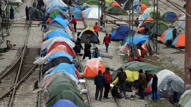 Abstellgleis: Flüchtlinge harren in Idomeni an der seit Wochen geschlossenen griechisch-mazedonischen Grenze aus.