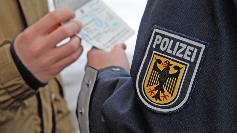Die Flüchtlingswelle reißt auch am Münchner Flughafen nicht ab. Fast täglich decken Bundespolizisten bei der grenzpolizeilichen Kontrolle Schleusungen aus aller Herren Länder auf.