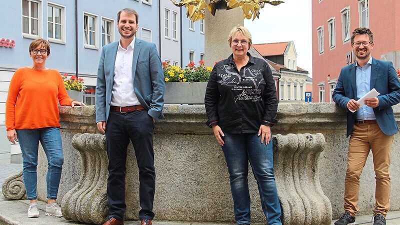 Kulturreferentin Heike Aichner (v.l.), Bürgermeister Matthias Kohlmayer, Kulturamtsleiterin Christine Krönner und Geschäftsleiter Alexander Oswald freuen sich, dass sich bei der Kultur in Landau was tut.